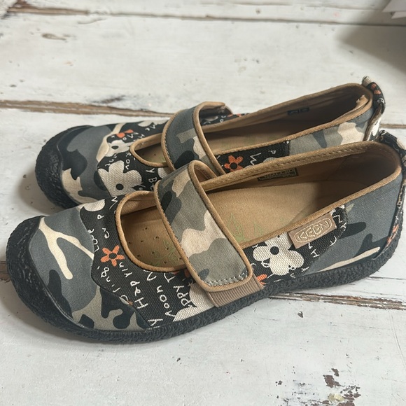 - Keen MaryJane grey & orange Daisy floral slip on shoes w/velcro closure … - Picture 2 of 6